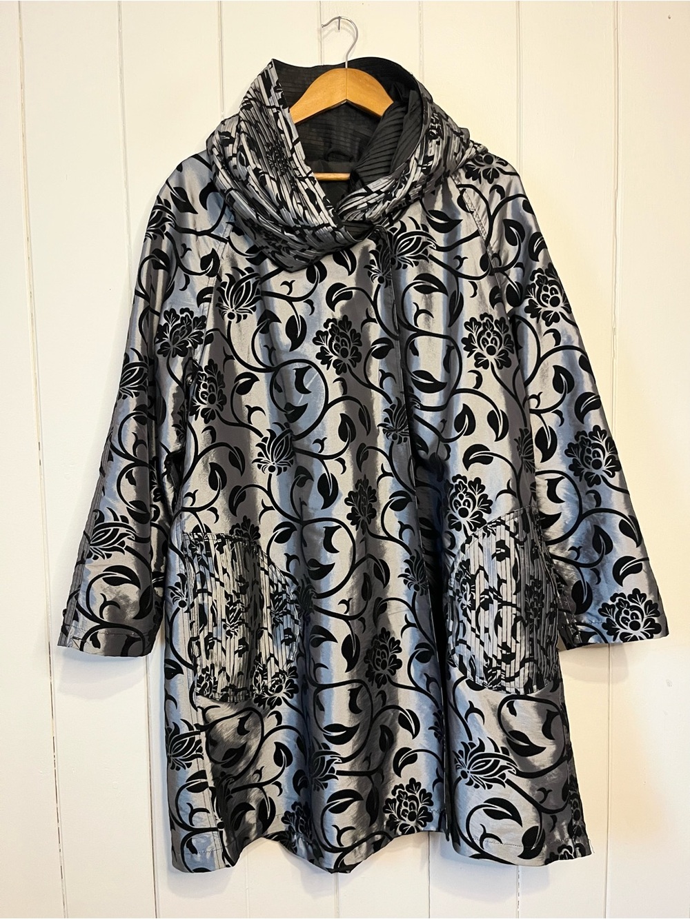 IPSE Metallic Silver and Black Reversable Hooded Jacket. Size XL.